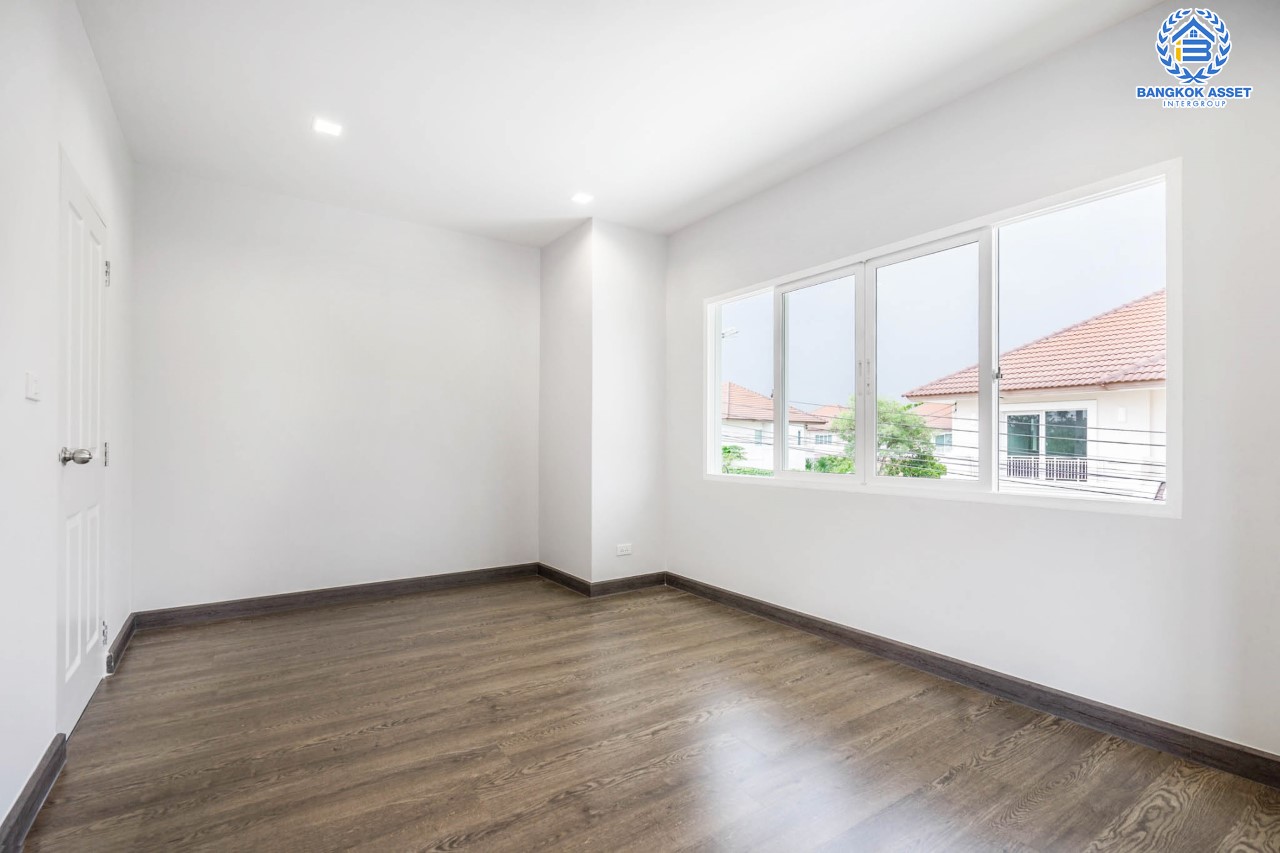 บ้านมือสองตกแต่งใหม่ คุณภาพแบรนด์ AP ม.เดอะเซนโทร รัตนาธิเบศร์-ราชพฤกษ์ หลังมุม ดีไซน์ Classic เนื้อที่ 58.2 ตร.ว. ฟังก์ชันจัดเต็ม 3 ห้องนอน 3 ห้องน้ำ จอดรถได้ 2 คัน บนทำเลศักยภาพ เชื่อมต่อหลายเส้นทางทั้ง ถ.ราชพฤกษ์ ,ถ.รัตนาธิเบศร์ และถ.กาญจนาภิเษก และเพียง 5 นาทีถึงรถไฟฟ้า "สถานีบางพลู"...